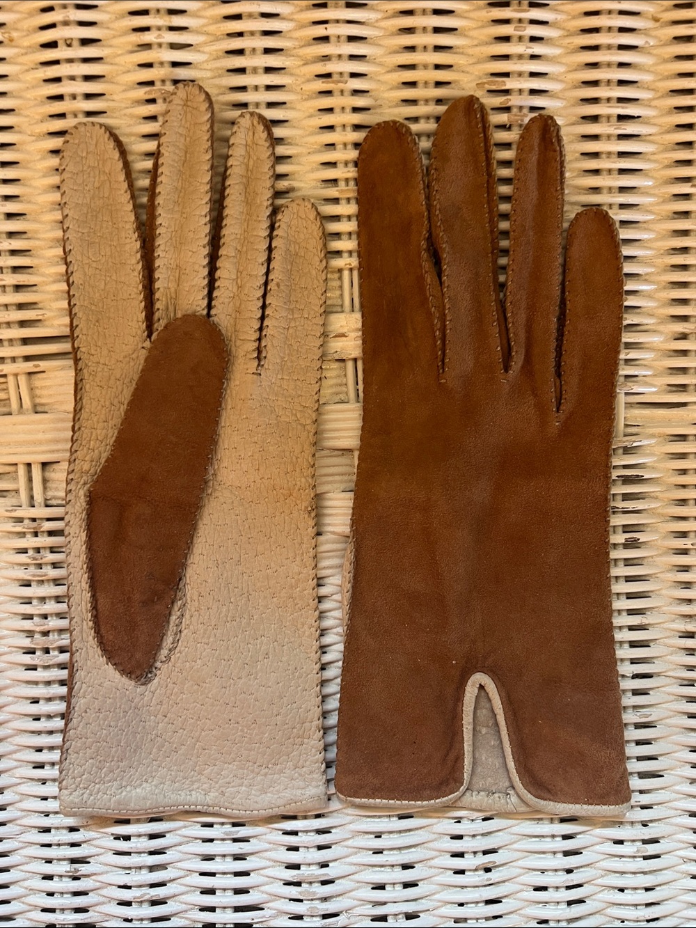 Vintage Suede Leather Gloves - Picture 2 of 12
